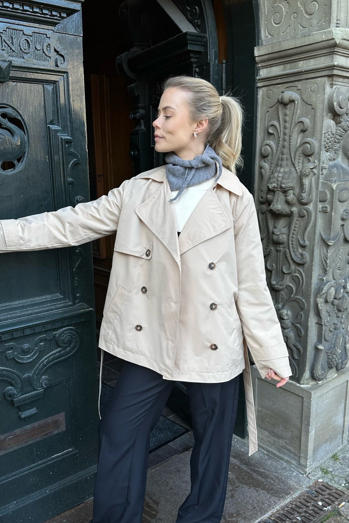 WIDE COLLAR COAT WITH FRONT BUTTON ROWS FOR WOMEN